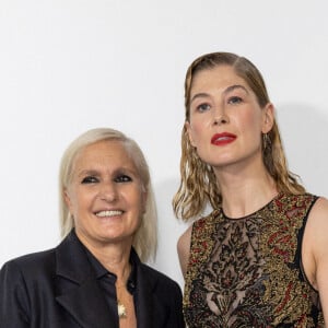 Designer Maria Grazia Chiuri et Rosamund Pike - Greeting du défilé Dior Collection Femme Prêt-à-porter Printemps/Eté 2023 lors de la Fashion Week de Paris, France, le 27 septembre 2022. © Olivier Borde/Bestimage 