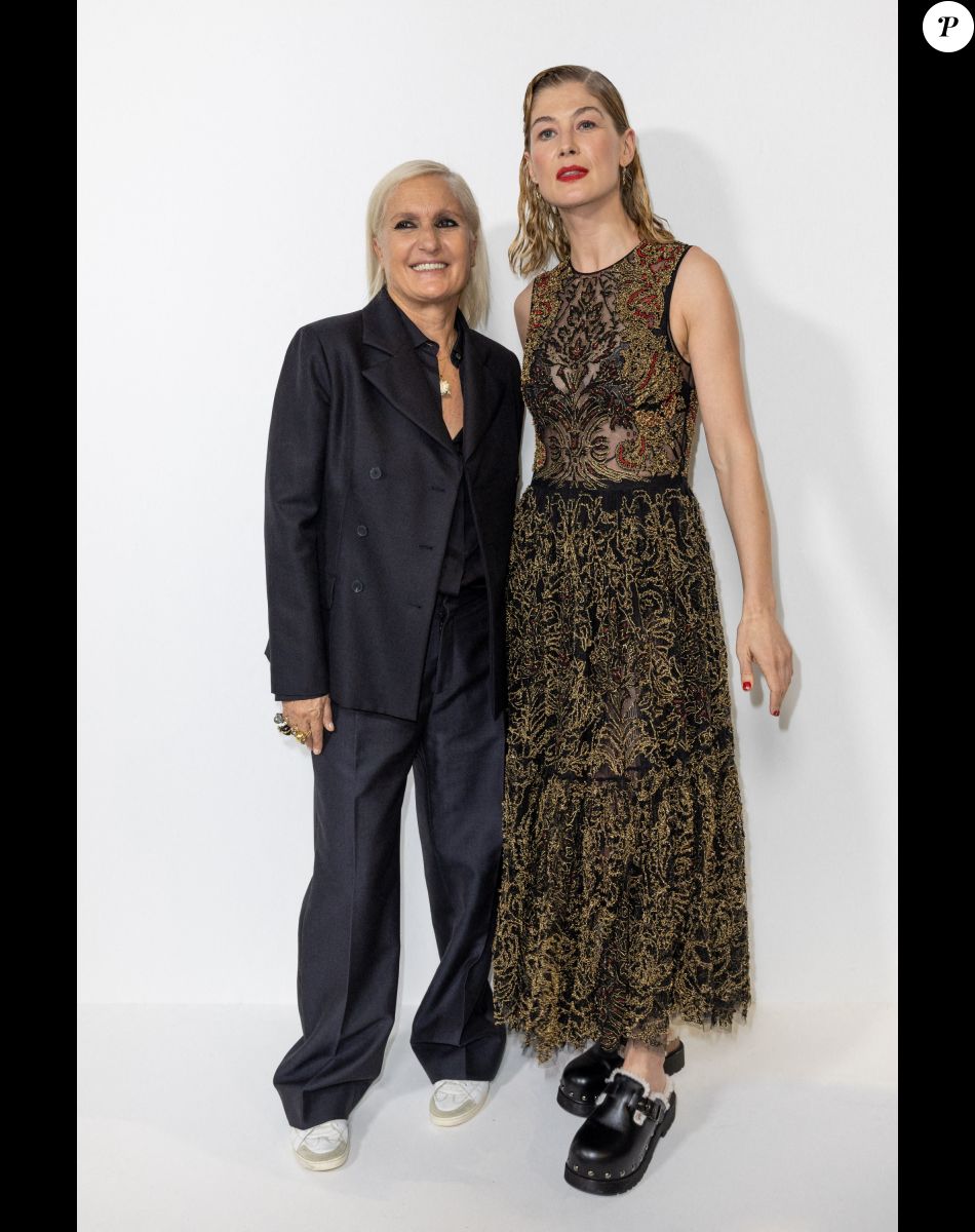Designer Maria Grazia Chiuri et Rosamund Pike - Greeting du défilé Dior Collection Femme Prêt-à-porter Printemps/Eté 2023 lors de la Fashion Week de Paris, France, le 27 septembre 2022. © Olivier Borde/Bestimage
