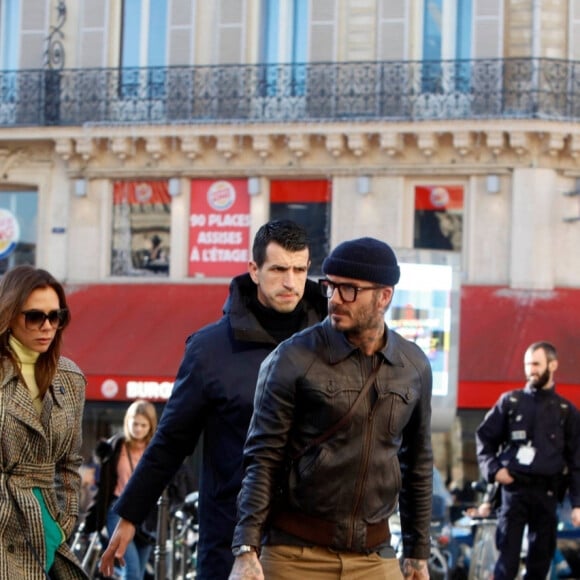 Victoria Beckham et son mari David ont quitté leur hôtel à Paris, pour se rendre à la Gare du Nord pour prendre l'Eurostar. Le 18 janvier 2020 