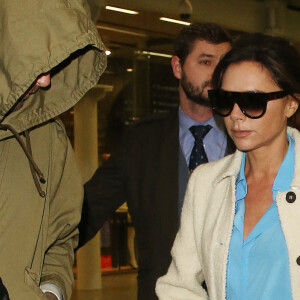 David et Victoria Beckham arrivent à Londres par l'Eurostar en provenance de Paris le 23 janvier 2017. 