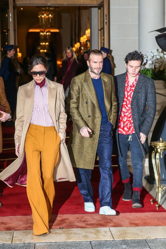 David Beckham, sa femme Victoria et leur fils Brooklyn - La famille Beckham sort de l'hôtel Ritz à Paris le 18 janvier 2018. 