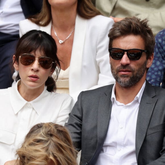 Nolwenn Leroy et son compagnon Arnaud Clément dans les tribunes lors des Internationaux de France de Tennis de Roland Garros. © Dominique Jacovides/Bestimage 