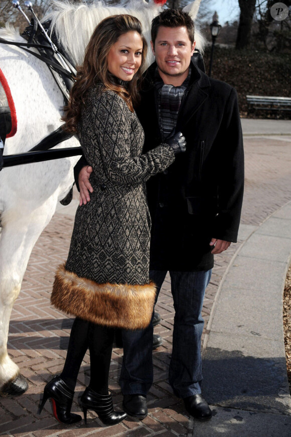 Nick Lachey et Vanessa Minnillo font la promotion de Share the Love with Nivea afin de célébrer une année 2010 pleine d'amour et de câlins à Central Park le 9 février 2010