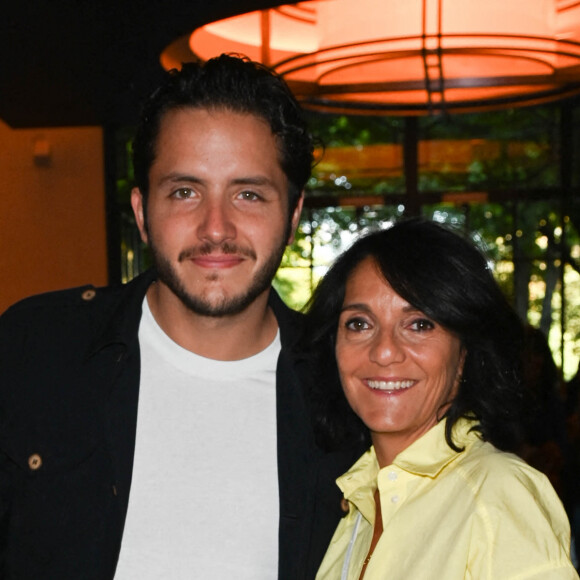 Florence Foresti et son nouveau compagnon l'humoriste Suisse, Alexandre Kominek - People à la 100ème du spectacle de Vincent Dedienne "Un soir de gala" aux théâtre Marigny à Paris le 27 juin 2022. © Coadic Guirec/Bestimage 