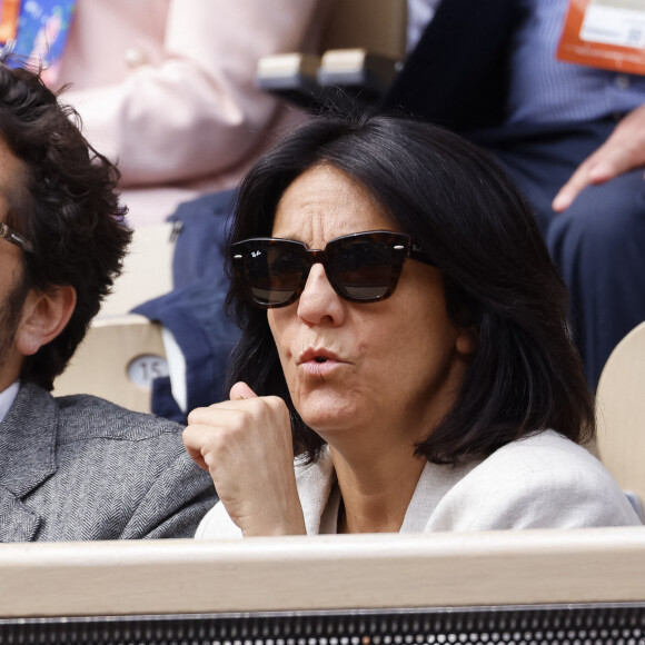 Florence Foresti et son compagnon Alexandre Kominek - People dans les tribunes lors des Internationaux de France de Tennis de Roland Garros 2022 à Paris le 29 mai 2022. © Cyril Moreau/Bestimage.