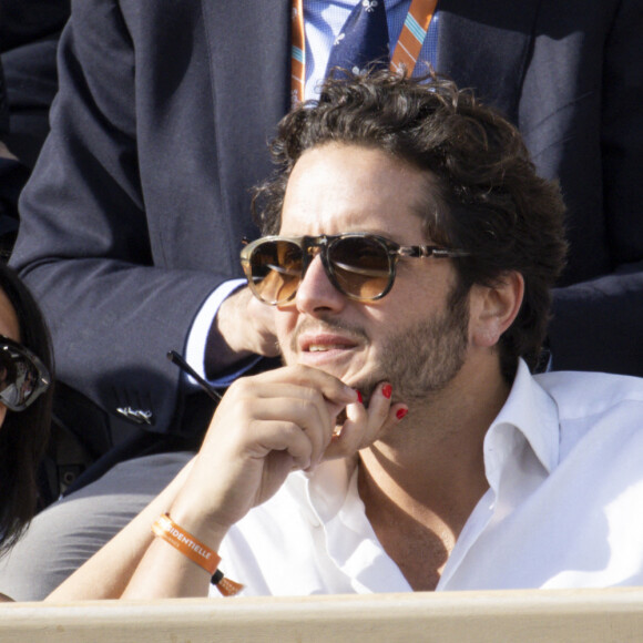 Florence Foresti et son compagnon Alexandre Kominek - People dans les tribunes lors des Internationaux de France de Tennis de Roland Garros 2022 à Paris le 29 mai 2022. © Cyril Moreau/Bestimage.