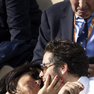 Florence Foresti et son compagnon Alexandre Kominek - People dans les tribunes lors des Internationaux de France de Tennis de Roland Garros 2022 à Paris le 29 mai 2022. © Cyril Moreau/Bestimage.