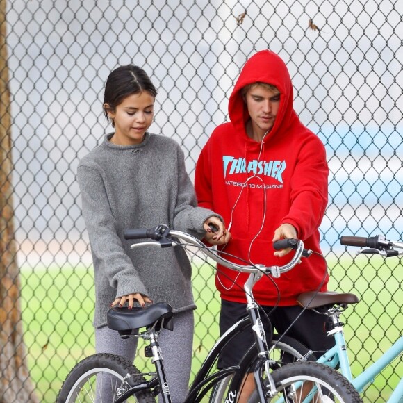 Selena Gomez et Justin Bieber font une balade à vélo dans les rues de Los Angeles. Les 2 ex très proches plaisantent, s'amusent et se taquinent.. Le 1er novembre 2017