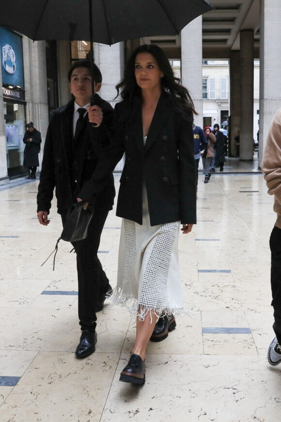 Katie Holmes et son compagnon Bobby Wooten III se promènent dans Paris lors de la Fashion Week (PFW), le 29 septembre 2022. 