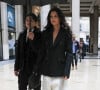 Katie Holmes et son compagnon Bobby Wooten III se promènent dans Paris lors de la Fashion Week (PFW)