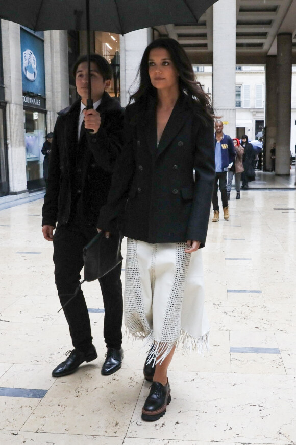 Katie Holmes et son compagnon Bobby Wooten III se promènent dans Paris lors de la Fashion Week (PFW)