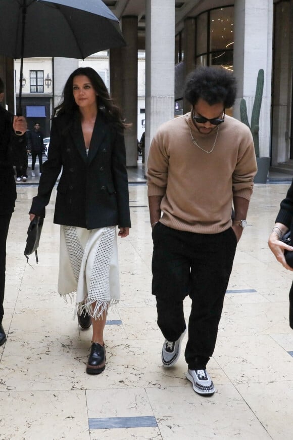 Katie Holmes et son compagnon Bobby Wooten III se promènent dans Paris lors de la Fashion Week (PFW), le 29 septembre 2022. 