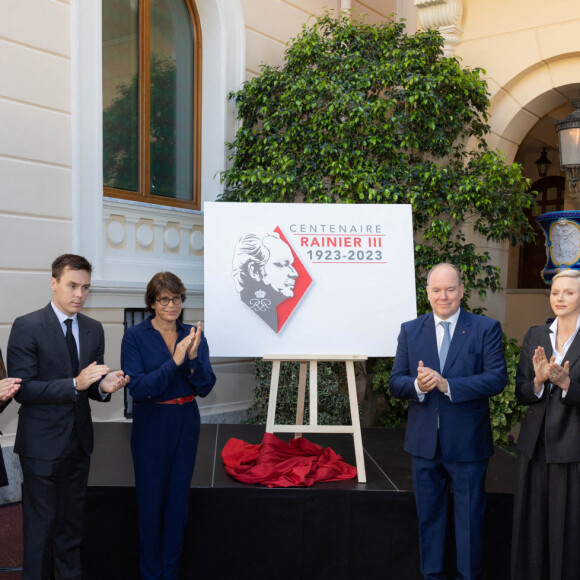 La princesse Caroline de Hanovre, Marie Ducruet, Louis Ducruet, la princesse Stéphanie de Monaco, le prince Albert II de Monaco, la princesse Charlène de Monaco et Camille Gottlieb lors de la conférence de présentation des célébrations du centenaire de la naissance du Prince Rainier III de Monaco au Palais de Monaco, le 28 septembre 2022. La Princesse Stéphanie sera en charge, avec le Prince Albert II, des événements qui se dérouleront en 2023. De nombreuses personnalités monégasques font également partie du comité d'organisation. © Olivier Huitel/Pool Restreint Monaco/Bestimage 