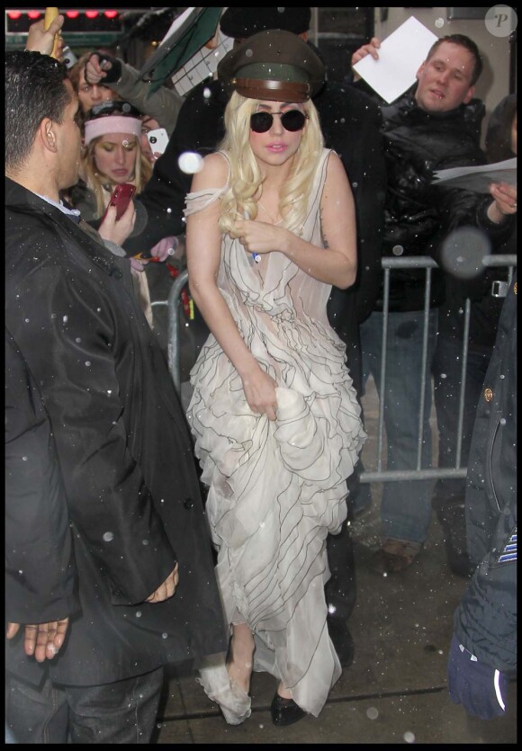 Lady Gaga arrive aux studios ABC à New York, quasi nue sous la neige, le 10 février 2010 !
