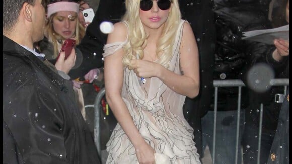 Lady Gaga à découvert sous la neige... Cette fille n'a peur de rien !