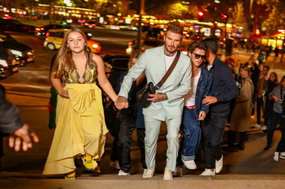 Harper, David, et Cruz Beckham - La famille Beckham quitte l'hôtel La Réserve pour l'after party du défilé Victoria Beckham lors de la Fashion Week de Paris (PFW), France, le 30 septembre 2022. 