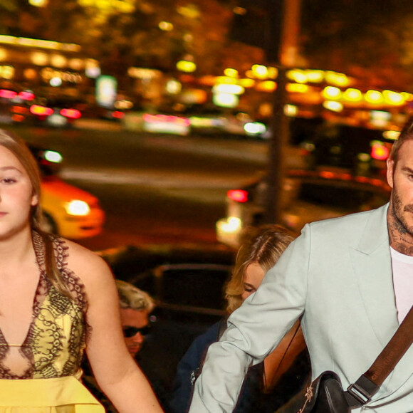 Harper, David, et Cruz Beckham - La famille Beckham quitte l'hôtel La Réserve pour l'after party du défilé Victoria Beckham lors de la Fashion Week de Paris (PFW), France, le 30 septembre 2022. 