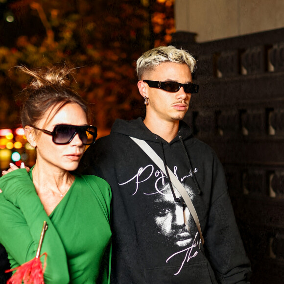 Victoria et Romeo Beckham - La famille Beckham quitte l'hôtel La Réserve pour l'after party du défilé Victoria Beckham lors de la Fashion Week de Paris (PFW), France, le 30 septembre 2022. 
