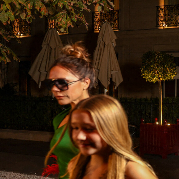 David, Victoria et Harper Beckham - La famille Beckham quitte l'hôtel La Réserve pour l'after party du défilé Victoria Beckham lors de la Fashion Week de Paris (PFW), France, le 30 septembre 2022. 