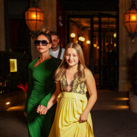 Harper Beckham dans des robes de femmes à 11 ans : looks trop osés pour soutenir sa mère Victoria ?