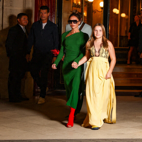 David, Victoria et Harper Beckham - La famille Beckham quitte l'hôtel La Réserve pour l'after party du défilé Victoria Beckham lors de la Fashion Week de Paris (PFW), France, le 30 septembre 2022. 