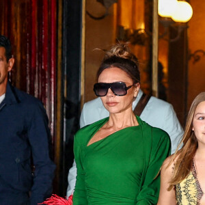 David, Victoria et Harper Beckham - La famille Beckham quitte l'hôtel La Réserve pour l'after party du défilé Victoria Beckham lors de la Fashion Week de Paris (PFW), France, le 30 septembre 2022. 