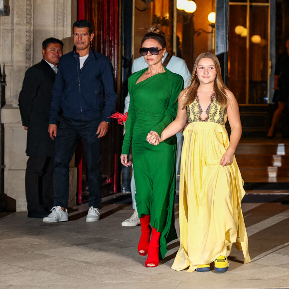 David, Victoria et Harper Beckham - La famille Beckham quitte l'hôtel La Réserve pour l'after party du défilé Victoria Beckham lors de la Fashion Week de Paris (PFW), France, le 30 septembre 2022. 