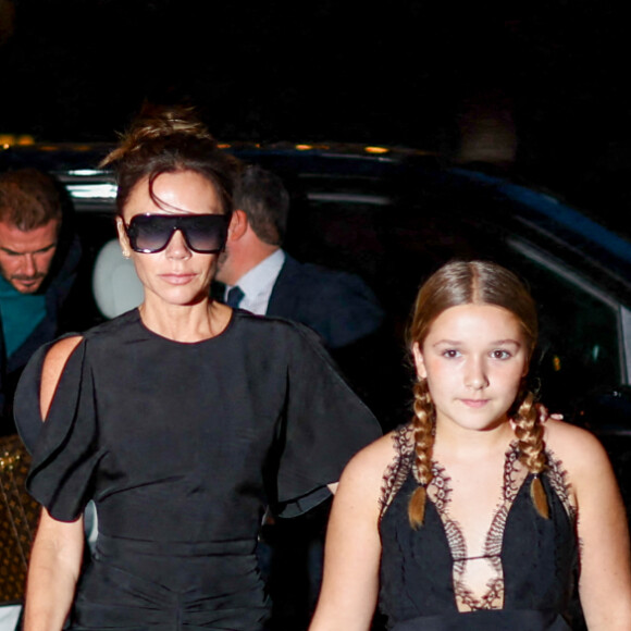 La famille Beckham arrive à l'hôtel "La Réserve" après le défilé "Victoria Beckham" lors de la Fashion Week à Paris, le 30 septembre 2022. David et Victoria Beckham étaient entourés de leurs enfants, Harper, Romeo et Cruz. Ce dernier est apparu avec sa compagne, Tana Holding. © Tiziano Da Silva / Pierre Perusseau / Bestimage 