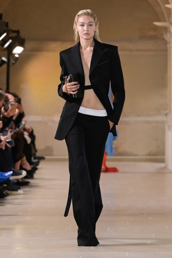 Gigi Hadid défile lors du défilé Victoria Beckham Collection Femme Prêt-à-porter Printemps/Eté 2023 lors de la Fashion Week de Paris (PFW), France, le 30 septembre 2022. 