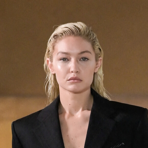 Gigi Hadid défile lors du défilé Victoria Beckham Collection Femme Prêt-à-porter Printemps/Eté 2023 lors de la Fashion Week de Paris (PFW), France, le 30 septembre 2022. 