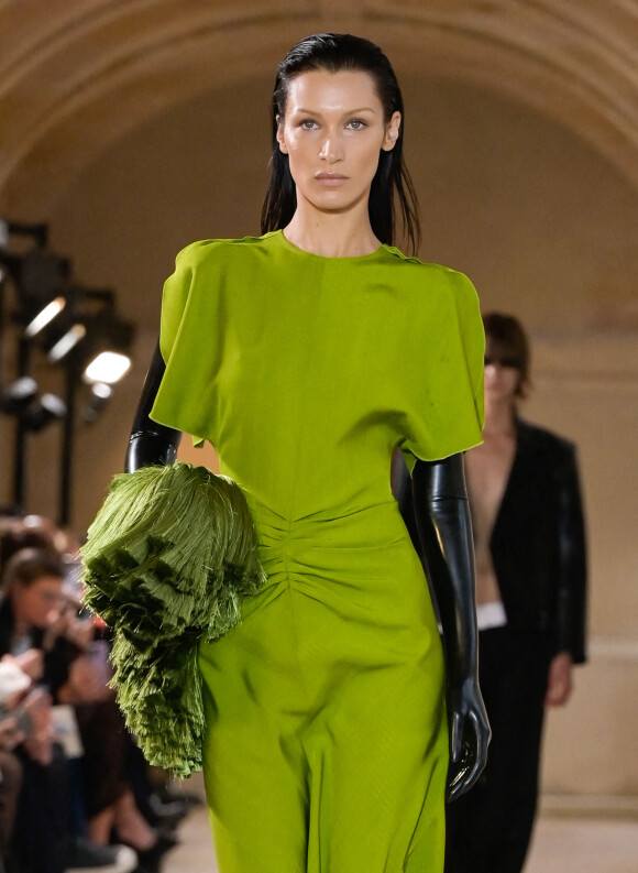 Bella Hadid défile lors du défilé Victoria Beckham Collection Femme Prêt-à-porter Printemps/Eté 2023 lors de la Fashion Week de Paris (PFW), France, le 30 septembre 2022. 