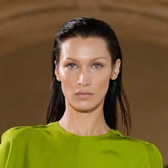 Bella Hadid défile lors du défilé Victoria Beckham Collection Femme Prêt-à-porter Printemps/Eté 2023 lors de la Fashion Week de Paris (PFW), France, le 30 septembre 2022. 