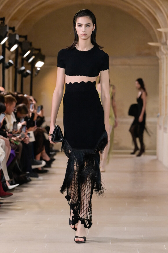 Un mannequin défile lors du défilé Victoria Beckham Collection Femme Prêt-à-porter Printemps/Eté 2023 lors de la Fashion Week de Paris (PFW), France, le 30 septembre 2022. 