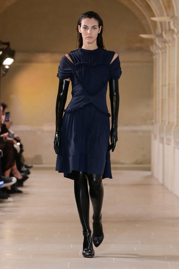 Vittoria Ceretti défile lors du défilé Victoria Beckham Collection Femme Prêt-à-porter Printemps/Eté 2023 lors de la Fashion Week de Paris (PFW), France, le 30 septembre 2022. 
