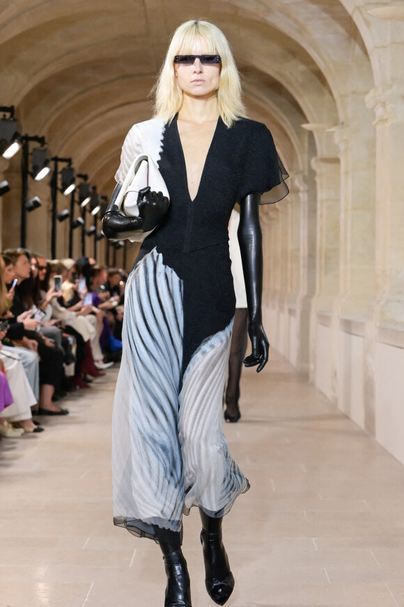 Un mannequin défile lors du défilé Victoria Beckham Collection Femme Prêt-à-porter Printemps/Eté 2023 lors de la Fashion Week de Paris (PFW), France, le 30 septembre 2022. 