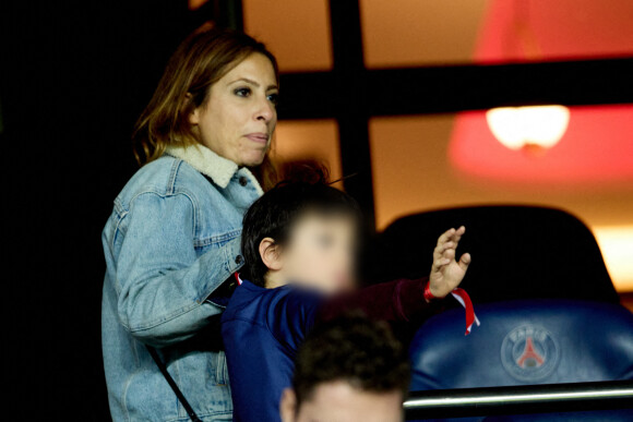 Léa Salamé et son fils Gabriel - People au match de football en ligue 1 Uber Eats : PSG vs Nice (2-1) au Parc des Princes à Paris le 1er octobre 2022.
