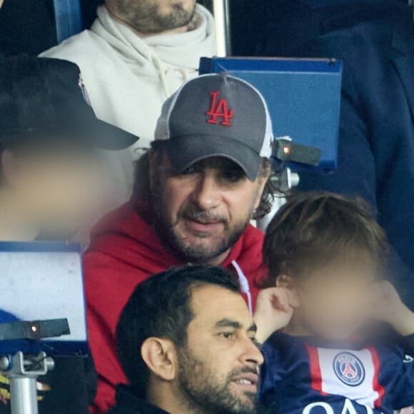 Michaël Youn et son fils Stellar, Sean Obispo - People au match de football en ligue 1 Uber Eats : PSG vs Nice (2-1) au Parc des Princes à Paris le 1er octobre 2022.