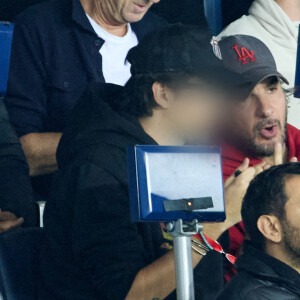 Michaël Youn et son fils Stellar, Sean Obispo - People au match de football en ligue 1 Uber Eats : PSG vs Nice (2-1) au Parc des Princes à Paris le 1er octobre 2022.