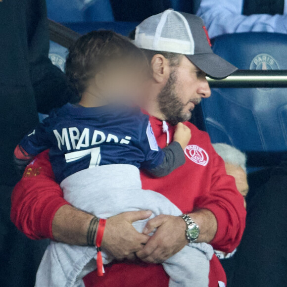 Michaël Youn et son fils Stellar, Sean Obispo - People au match de football en ligue 1 Uber Eats : PSG vs Nice (2-1) au Parc des Princes à Paris le 1er octobre 2022.