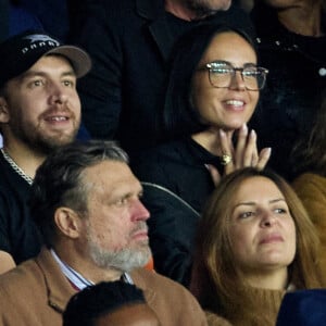 Agathe Auproux et un ami - People au match de football en ligue 1 Uber Eats : PSG vs Nice (2-1) au Parc des Princes à Paris le 1er octobre 2022.