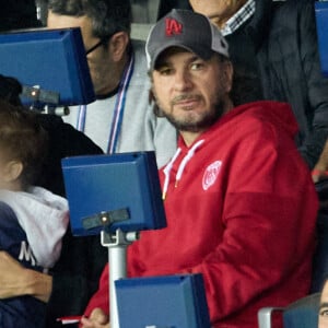 Michaël Youn et son fils Stellar, Sean Obispo - People au match de football en ligue 1 Uber Eats : PSG vs Nice (2-1) au Parc des Princes à Paris le 1er octobre 2022.