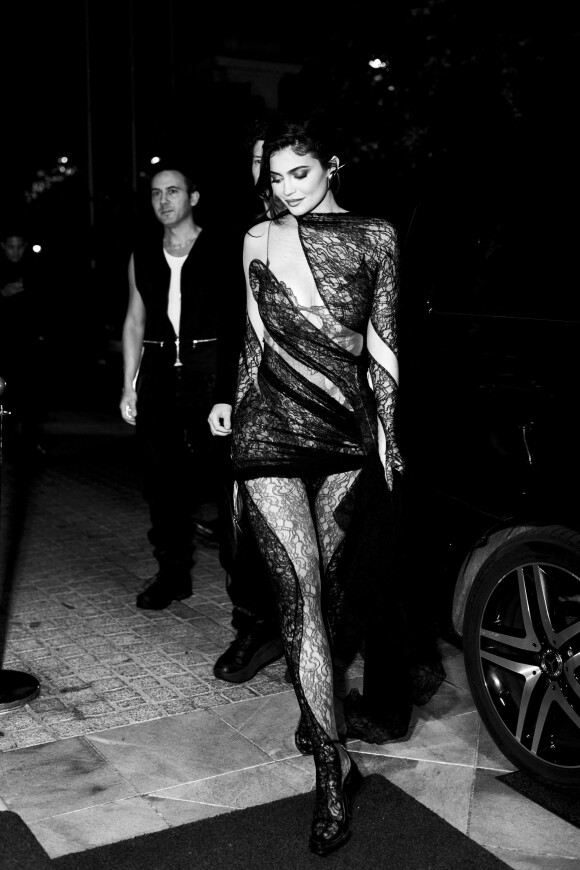 Kylie Jenner arrive pour le soirée BoF 500 du magazine The Business of Fashion à l'hôtel Shangri-La lors de la Fashion Week de Paris (PFW), France, le 1er octobre 2022. 