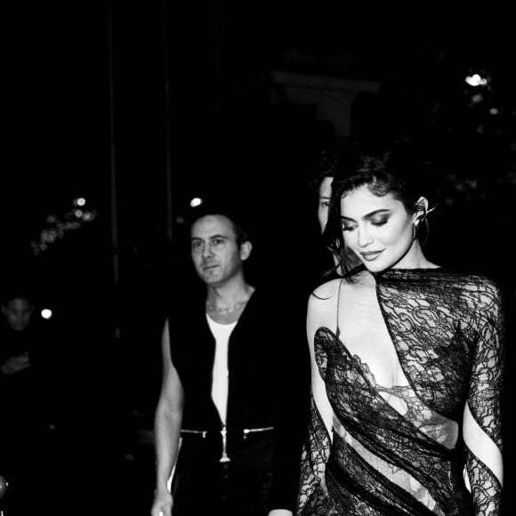 Kylie Jenner arrive pour le soirée BoF 500 du magazine The Business of Fashion à l'hôtel Shangri-La lors de la Fashion Week de Paris (PFW), France, le 1er octobre 2022. 