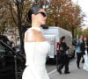 Kylie Jenner arrive pour des essayages chez Balenciaga lors de la Fashion Week de Paris, France, le 1er octobre 2022. Kylie porte une robe moulante blanche et des talons bleu. 