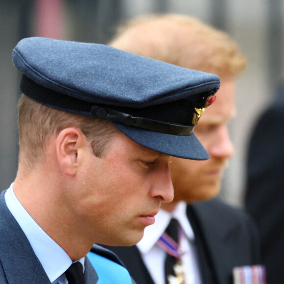 Le prince William, prince de Galles et Le prince Harry, duc de Sussex - Arrivées au service funéraire à l'Abbaye de Westminster pour les funérailles d'Etat de la reine Elizabeth II d'Angleterre le 19 septembre 2022. © Hannah McKay / PA via Bestimage 