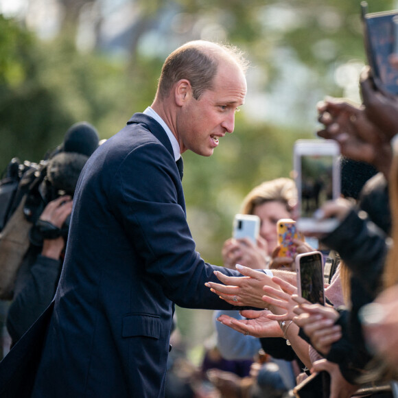 Le roi Charles III d'Angleterre, et le prince William, prince de Galles, vont à la rencontre du public patientant pour rendre hommage à la reine Elizabeth d'Angleterre à Londres, le 17 septembre 2022. Les funérailles de la souveraine auront lieu le 19 septembre 2022. 