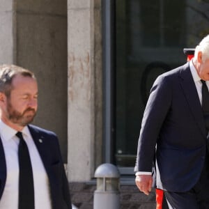 Le roi Charles III d'Angleterre, arrive pour une visite à la salle des opérations spéciales du Metropolitan Police Service (SOR) Lambeth HQ, dans le sud de Londres, Royaume Uni, le 17 septembre 2022, pour remercier les travailleurs des services d'urgence pour leur travail et leur soutien avant les funérailles de la reine Elizabeth II. 