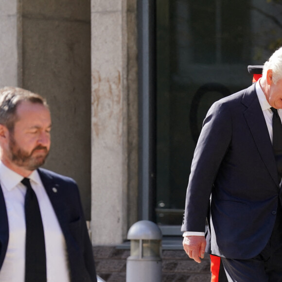 Le roi Charles III d'Angleterre, arrive pour une visite à la salle des opérations spéciales du Metropolitan Police Service (SOR) Lambeth HQ, dans le sud de Londres, Royaume Uni, le 17 septembre 2022, pour remercier les travailleurs des services d'urgence pour leur travail et leur soutien avant les funérailles de la reine Elizabeth II. 