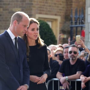 Le prince de Galles William et la princesse de Galles Kate Catherine Middleton à la rencontre de la foule devant le château de Windsor, suite au décès de la reine Elisabeth II d'Angleterre. Le 10 septembre 2022 