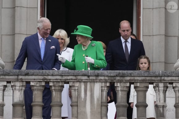 Camilla Parker Bowles, duchesse de Cornouailles, le prince Charles, la reine Elisabeth II, le prince William, duc de Cambridge, la princesse Charlotte - La famille royale d'Angleterre au balcon du palais de Buckingham, à l'occasion du jubilé de la reine d'Angleterre. Le 5 juin 2022 